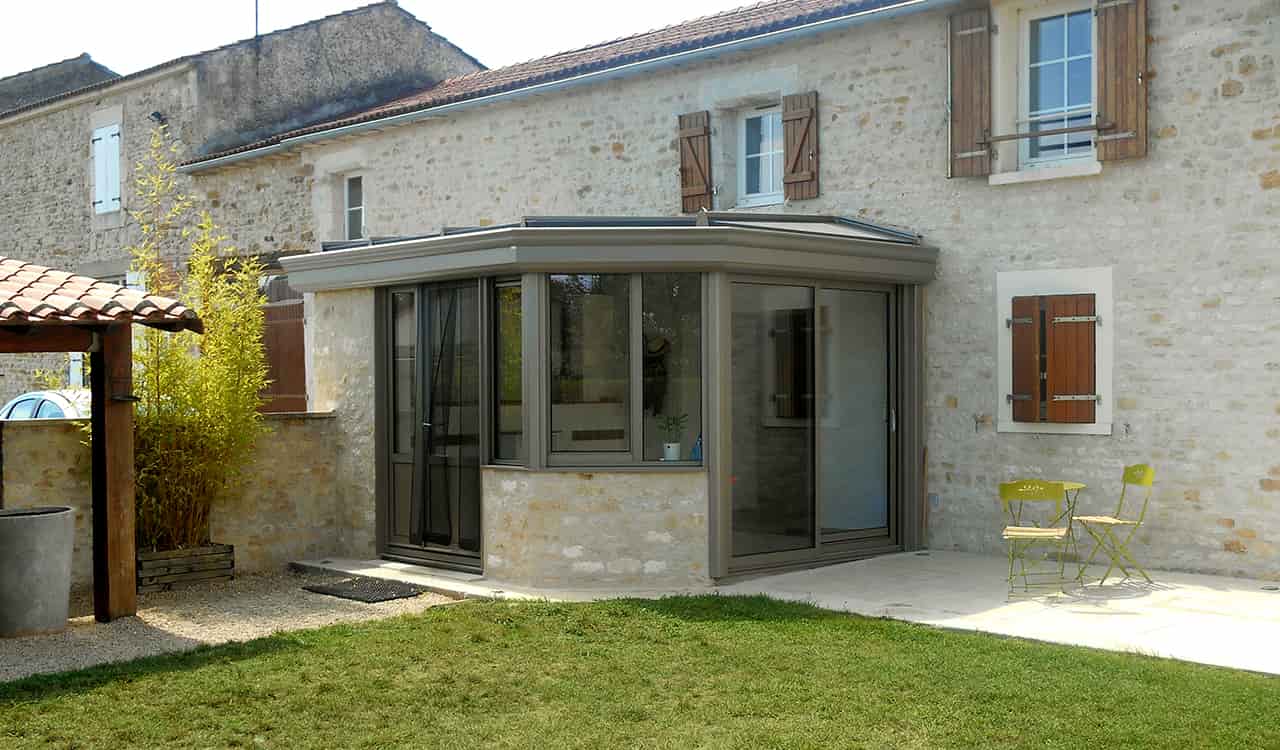 Petite véranda de caractère à Thiré (85)