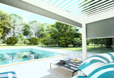 Pergola bioclimatique en aluminium Rénoval avec capteur vent et soleil intégrés