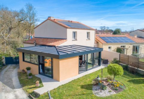 Extension véranda double vitrage maison moderne - Rénoval par Design Véranda 44