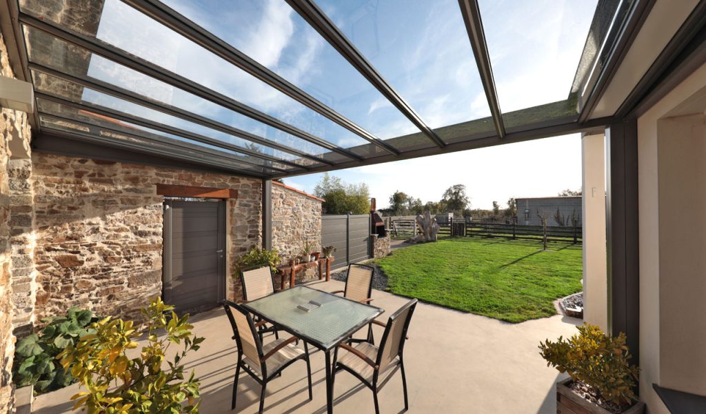 Choisir une pergola à toit plat en verre Rénoval