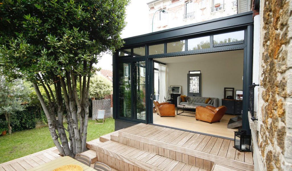 Extension véranda sur une maison en pierre par Rénoval