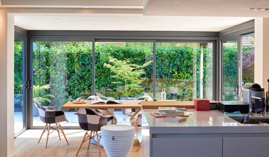 La véranda pour retrouver la lumière et la beauté du jardin dans sa cuisine 