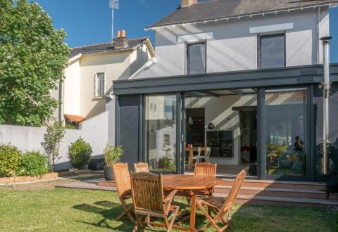 Extension à toit plat sur une maison ancienne