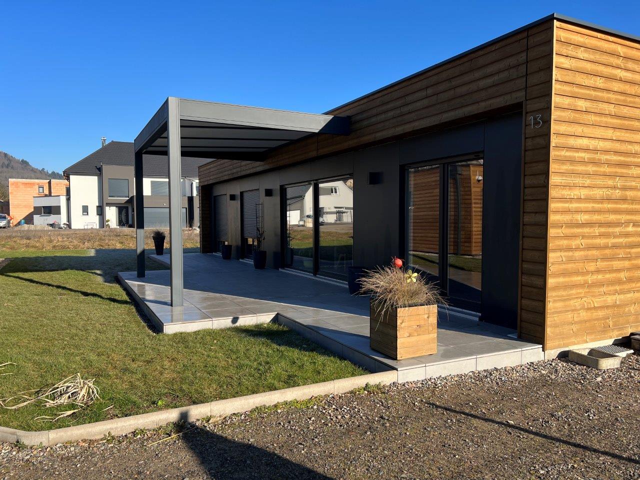 Quelle différence entre pergola adossée et autoportée ? - Article par Rénoval Véranda