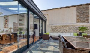 Pièce de vie dans une véranda en aluminium Rénoval