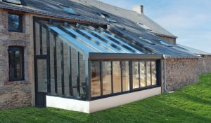 Veranda verrière Rénoval en aluminium sur maison ancienne