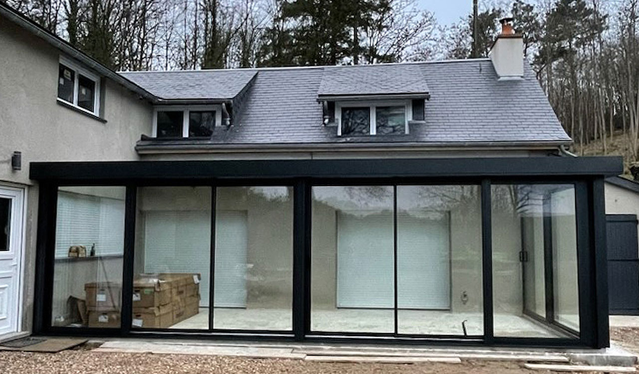 Véranda moderne salon à Marçon (37)