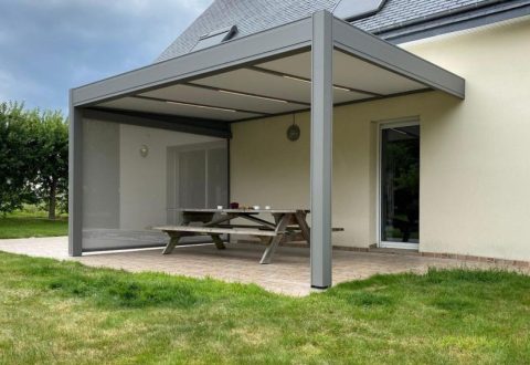 Pergola semi fermée par des stores - Article par Rénoval Véranda