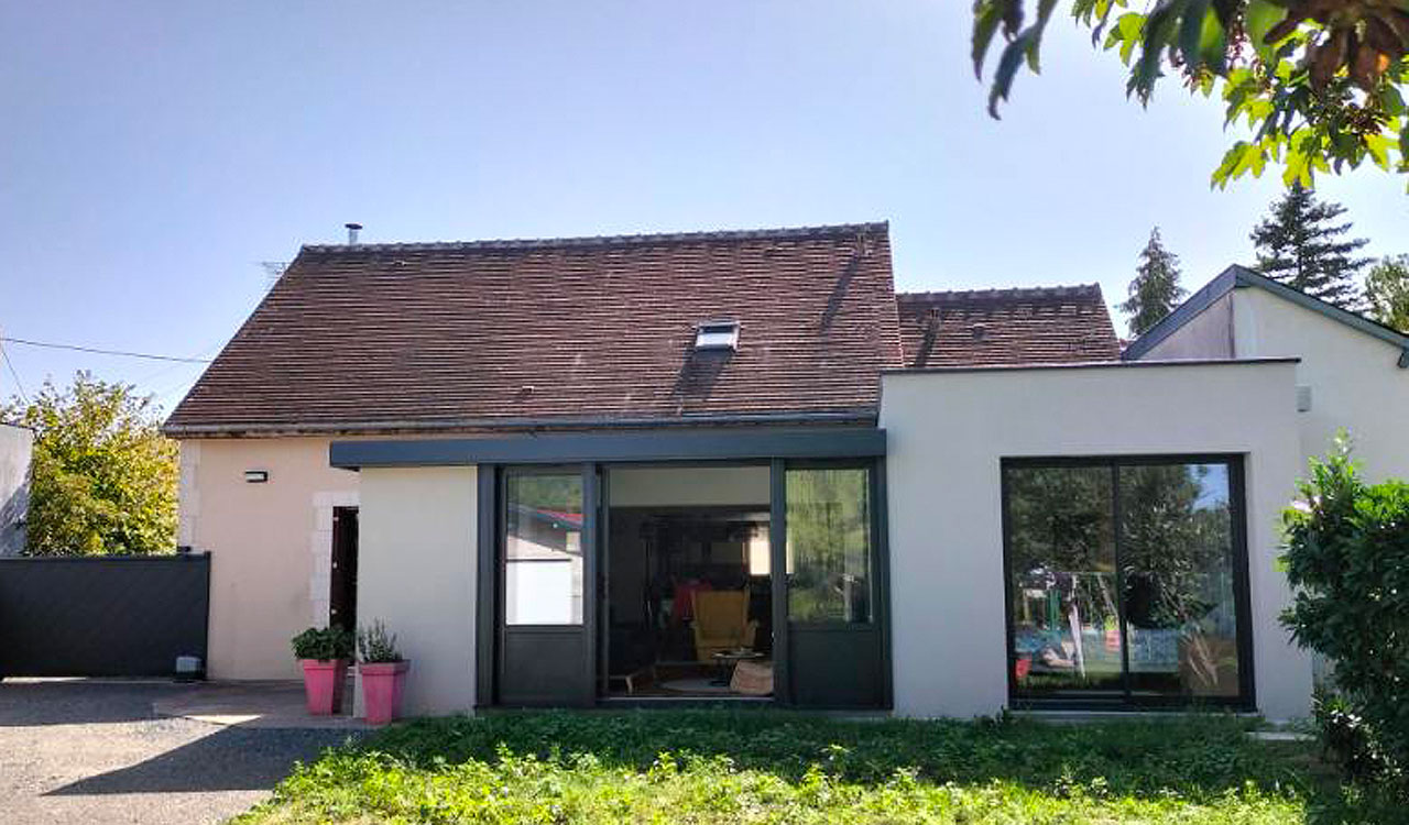 Véranda moderne séjour à Savigné-sur-Lathan (37)