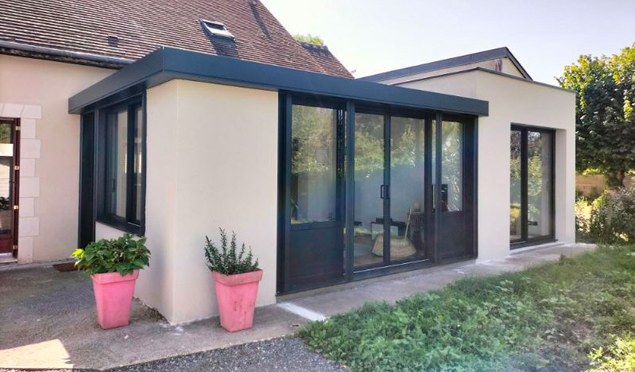 Véranda salon moderne à Veigné (37)