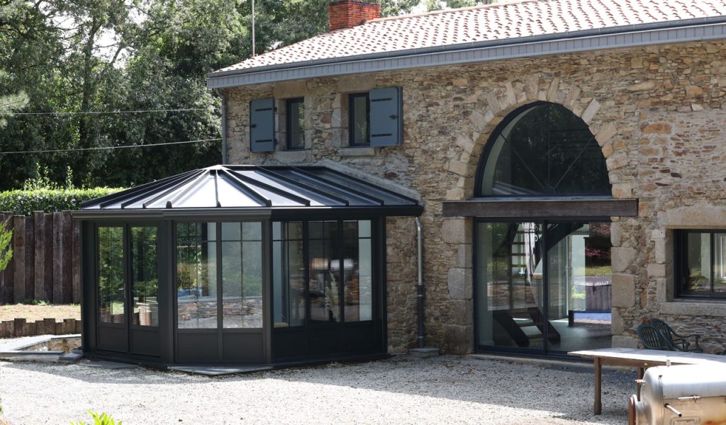 Rénoval véranda salon style atelier maison ancienne