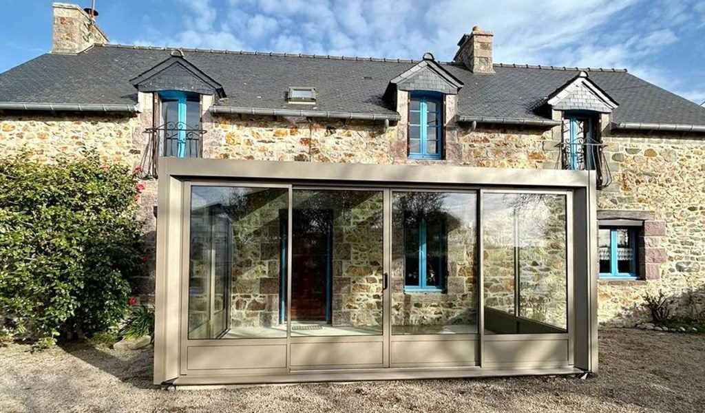 Extension à toit plat sur une maison ancienne