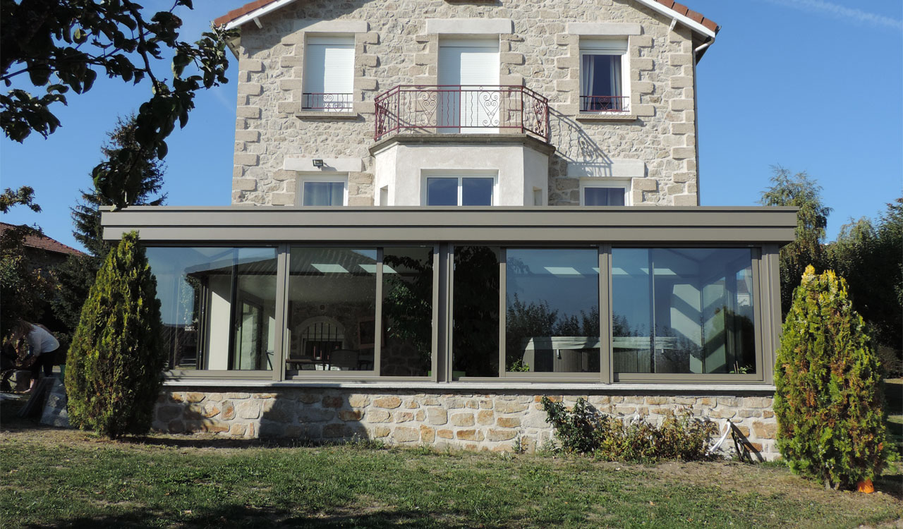 Véranda moderne salon et spa à Sainte-Sigolène (43)