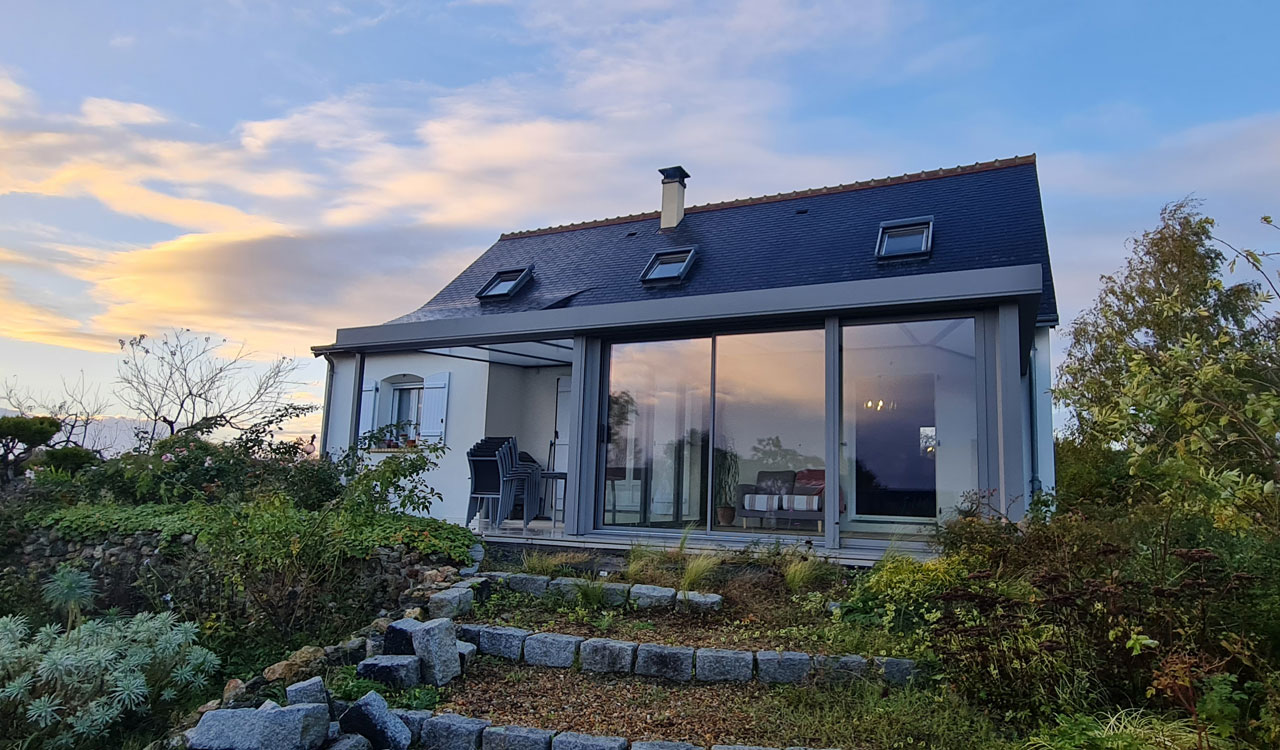 Véranda salon extérieur et pergola moderne à Cinq-Mars-la-Pile (37)