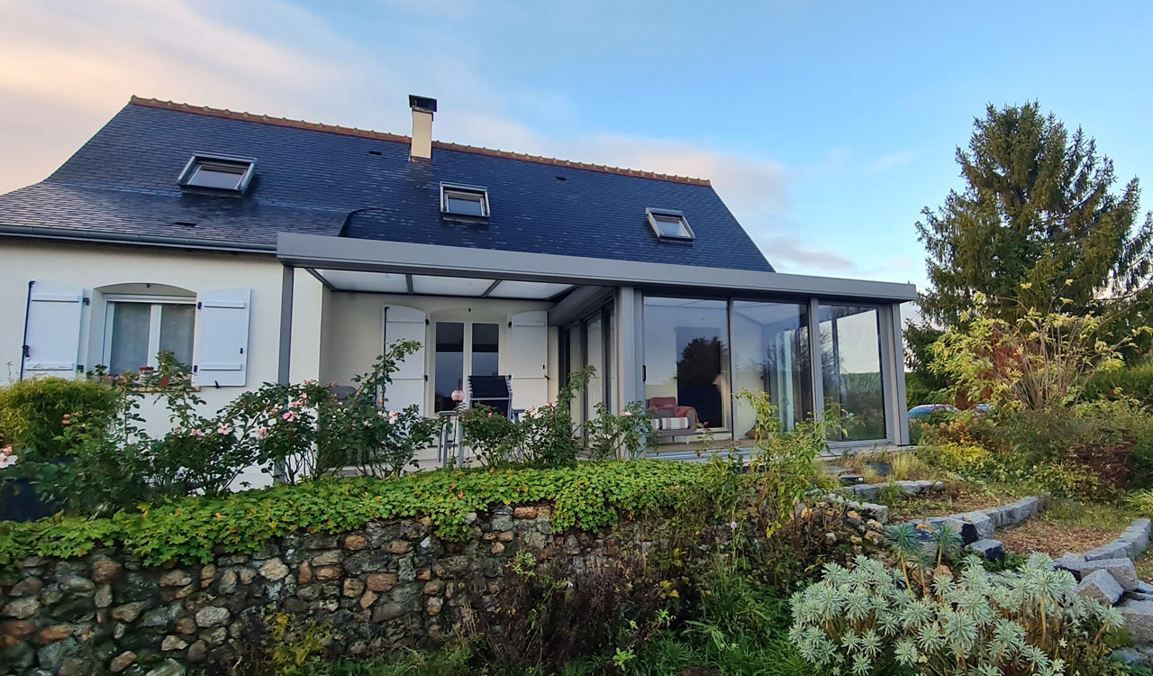 Véranda salon extérieur et pergola moderne à Cinq-Mars-la-Pile (37)