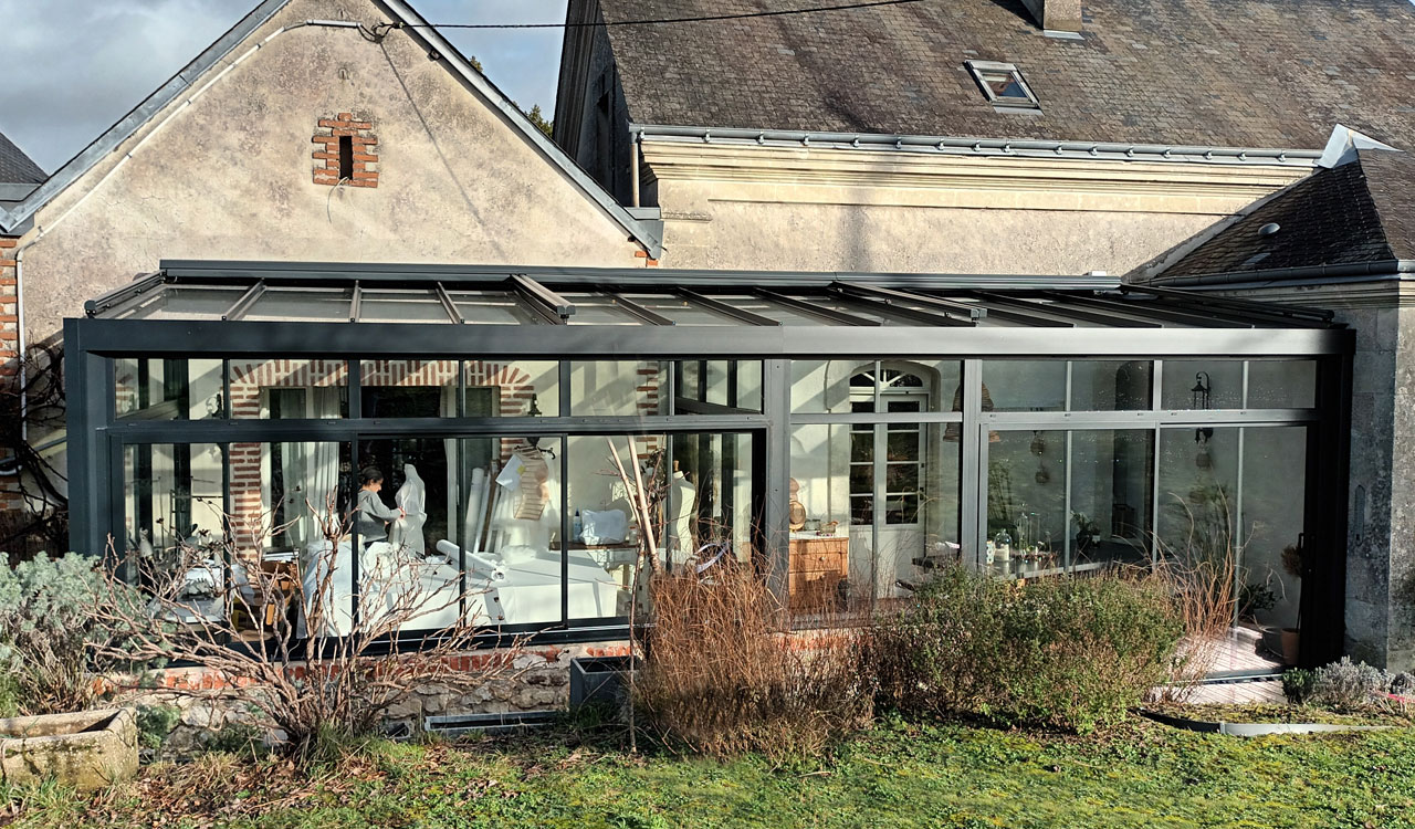Véranda atelier/salon style atelier à Saint-Antoine-du-Rocher (37)