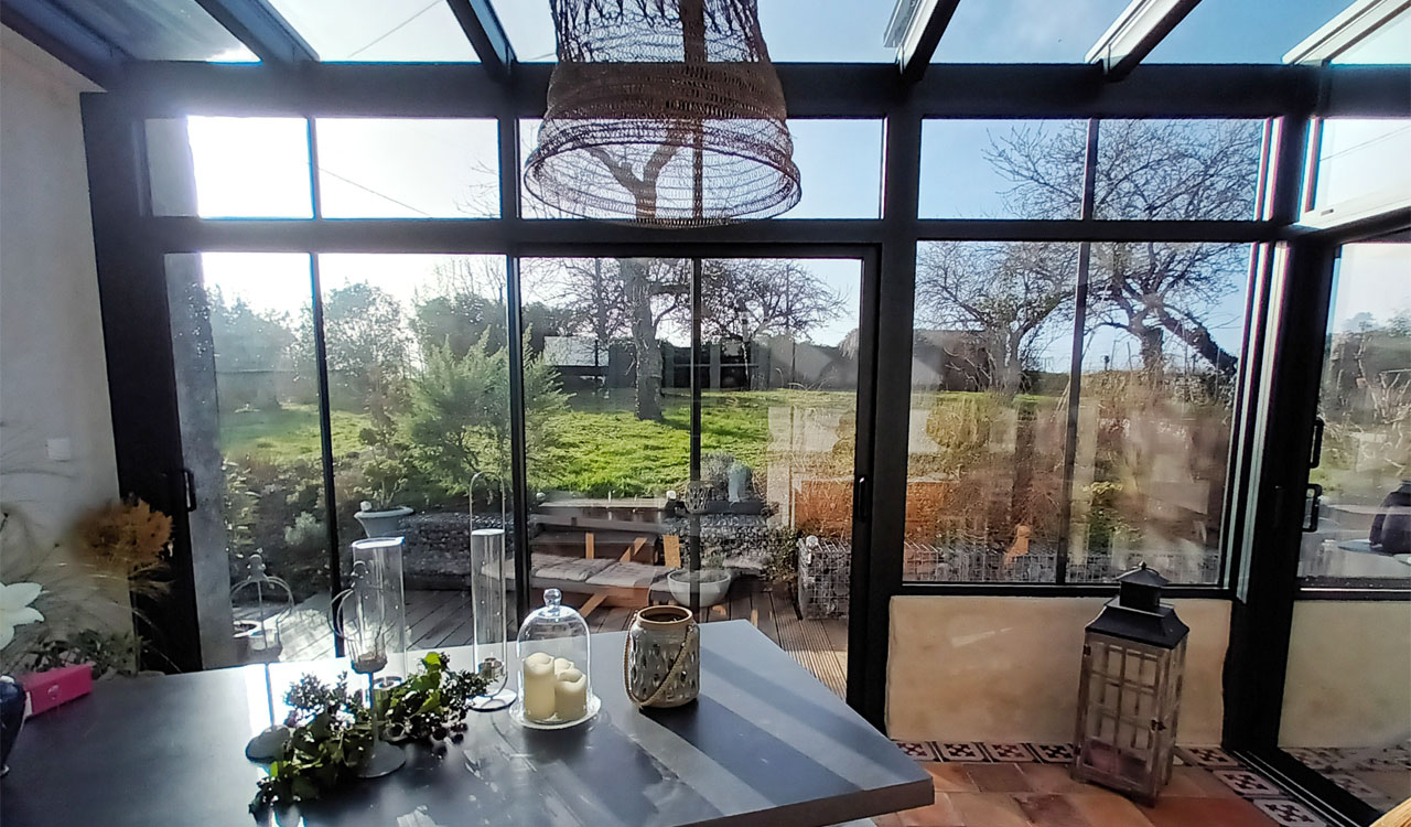 Véranda atelier/salon style atelier à Saint-Antoine-du-Rocher (37)