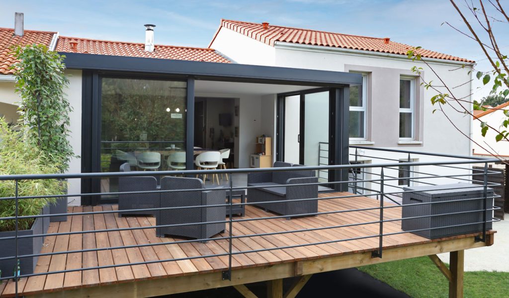 Extension véranda de maison moderne sur pilotis à Cholet