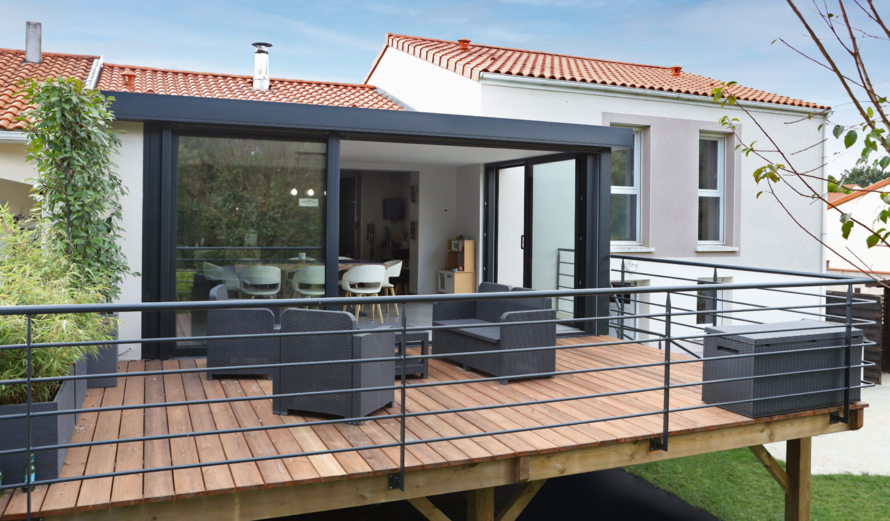 Extension véranda de maison moderne sur pilotis à Cholet