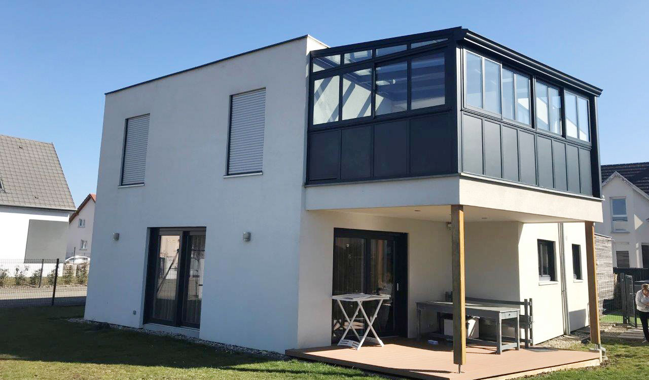 Extension surélevée de maison moderne sur pilotis