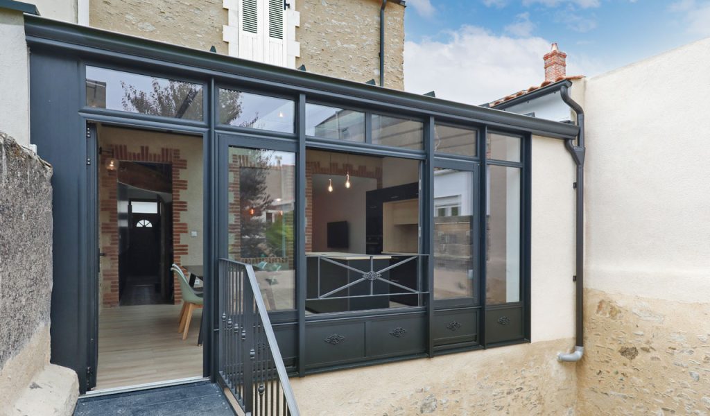 Maison en pierre avec extension moderne véranda cuisine aux Sables d'Olonne (85)