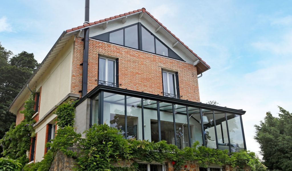 Extension verrière de maison moderne sur pilotis à Meudon