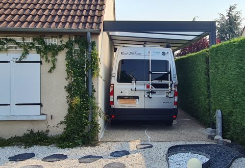 Où installer son carport ? Devant la maison ou dans l’allée ?