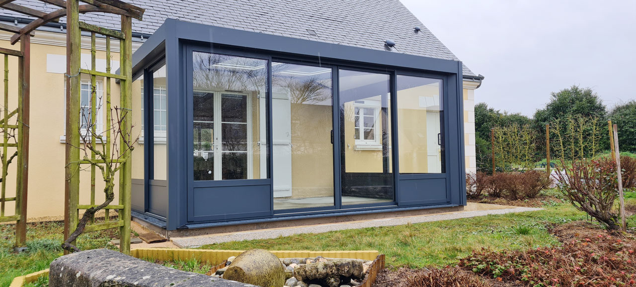 Véranda salon style moderne à Saint-Cyr-sur-Loire (37)