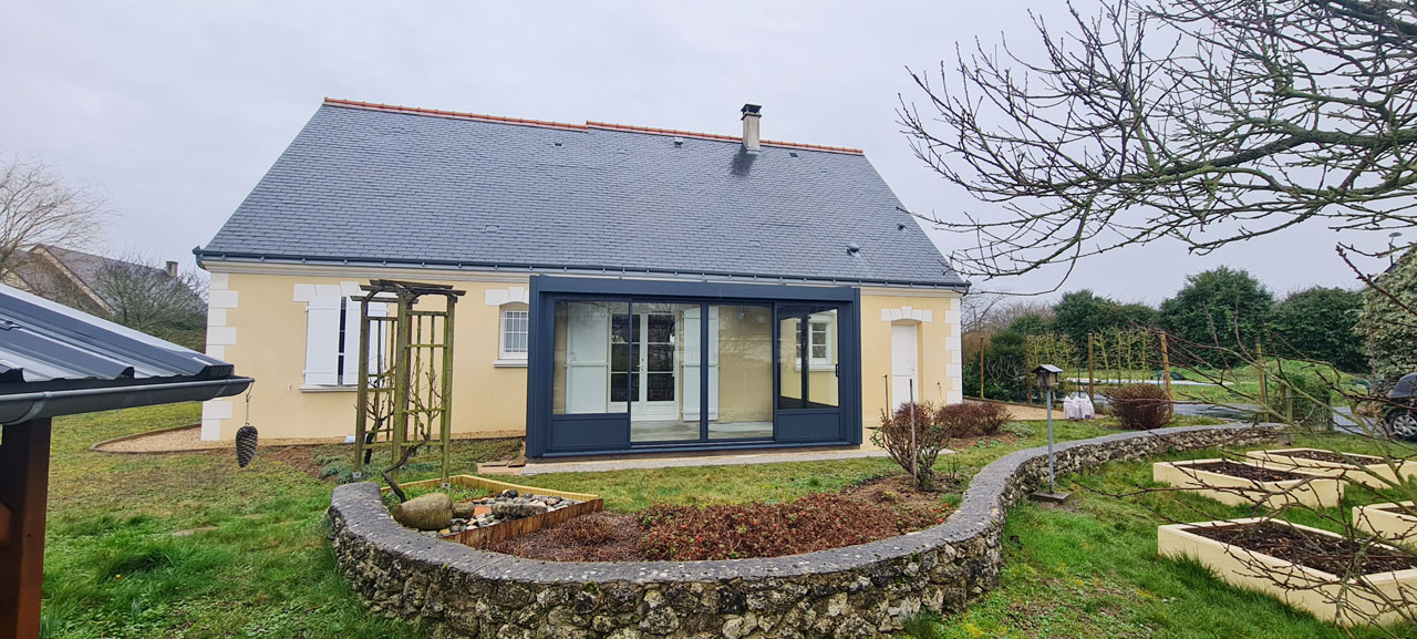 Véranda salon style moderne à Saint-Cyr-sur-Loire (37)