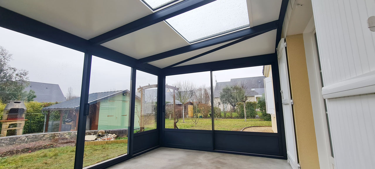 Véranda salon style moderne à Saint-Cyr-sur-Loire (37)