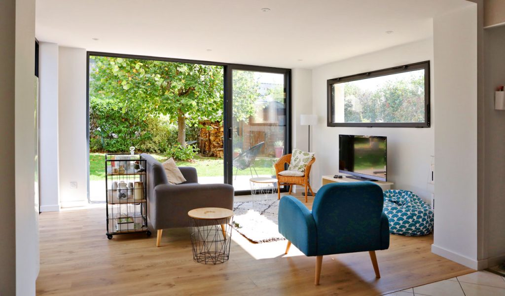 La véranda salon : le modèle d'extension de maison idéal pour prolonger votre espace