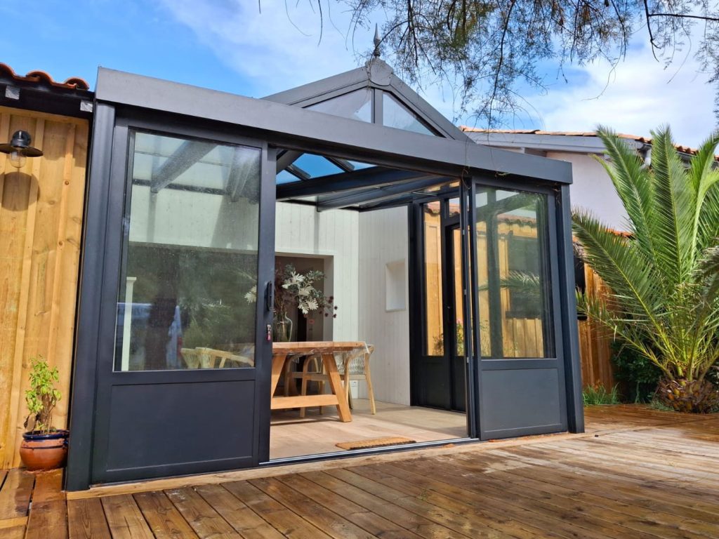 Véranda Rénoval noire en aluminium