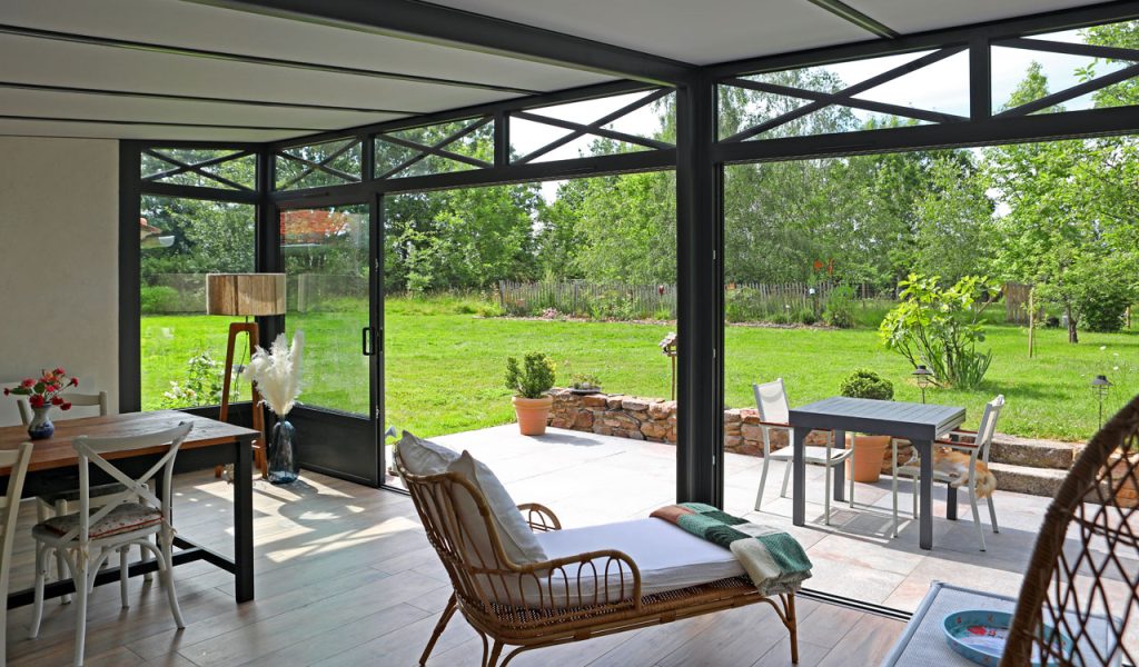 Véranda salon rénoval en aluminium donnant sur votre jardin