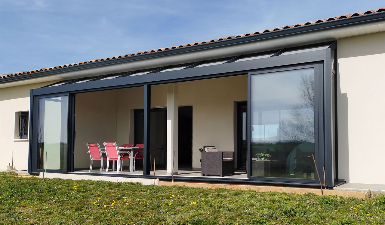 Véranda moderne salle à manger à Salles-sur-l'Hers (31)