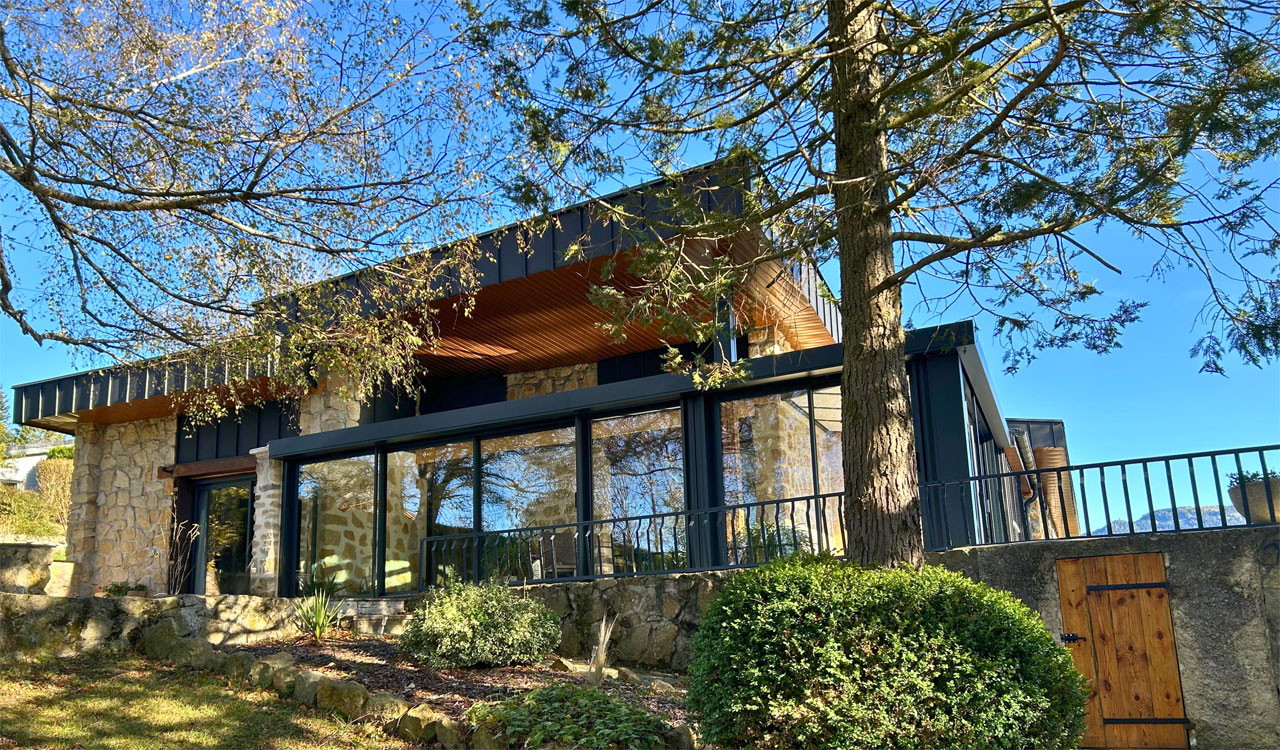Véranda moderne salon à Saint-Julien-Chapteuil (43)